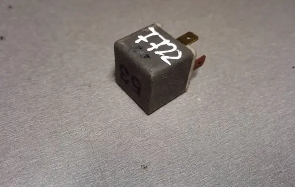 Volkswagen PASSAT B5 Other relay 141951253B