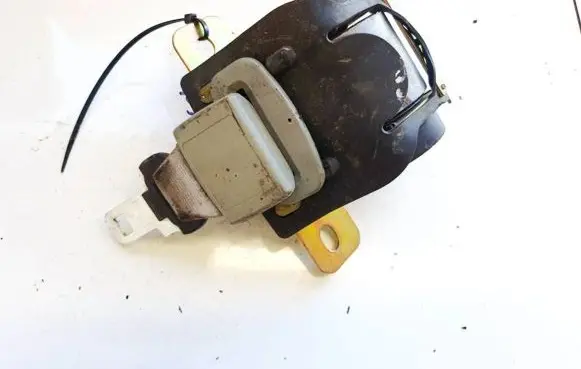 Middle seatbelt (rear)