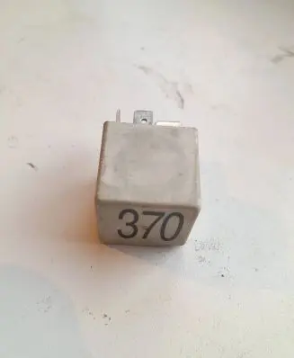 Volkswagen PASSAT B5.5 Coolant fan relay 8D0951253