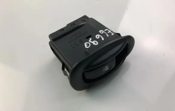 Hyundai Sonata Electric window control switch 9358034000