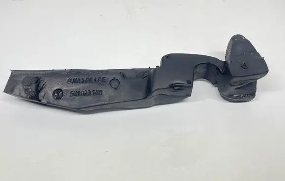 Volkswagen Golf VI Other engine bay part 5K1823730