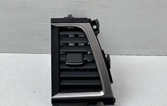 Toyota Highlander XU50 Dash center air vent grill 556860E040