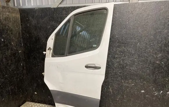 Mercedes-Benz Sprinter W907 W910 Front door 