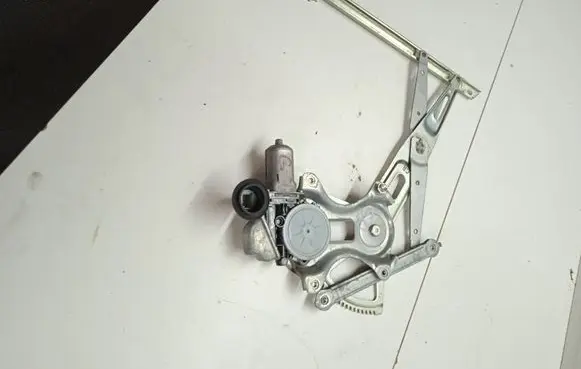 Toyota Prius+ (ZVW40) Rear door window regulator with motor 8571012490