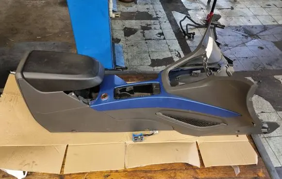 Ford Kuga I Center console 