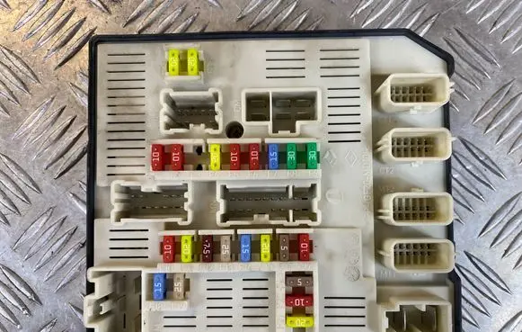 Renault Megane III Fuse module 284B60008R 8609142291 MSMBU95