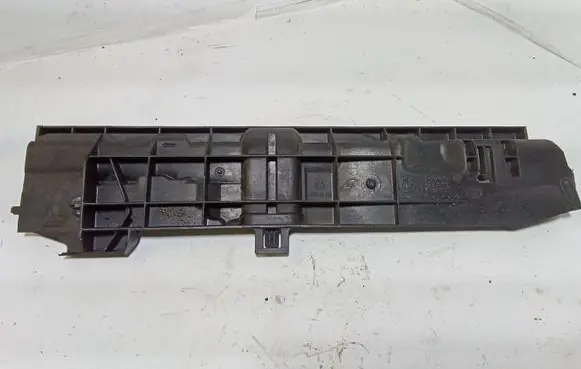 BMW 1 E82 E88 Radiator mount bracket 17107524912