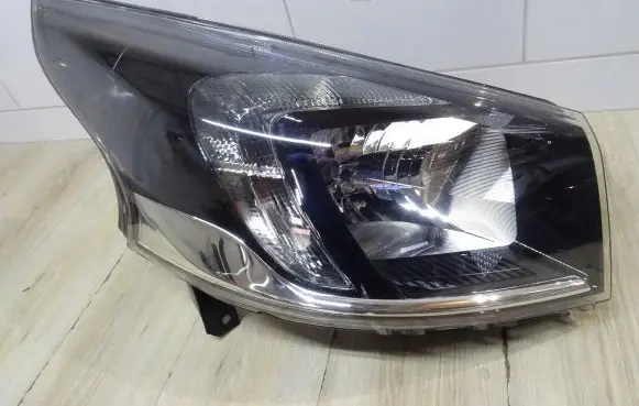 Opel Vivaro Headlight/headlamp 93867953