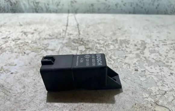 Volkswagen Golf V Glow plug pre-heat relay 0281003038