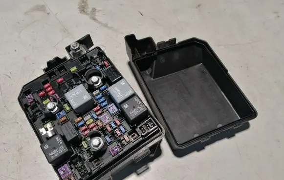 Buick Encore GX I Fuse module 42733199 0000842