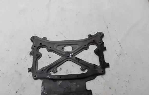 Volkswagen Touareg III Engine splash shield/under tray 4M1399345C