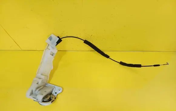 Mazda 5 Rear door lock 