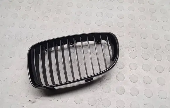 BMW 1 E82 E88 Front bumper upper radiator grill 7179655