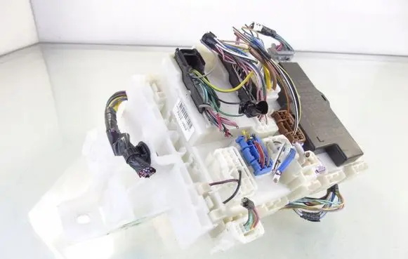 Suzuki Swift II Fuse module P6020959