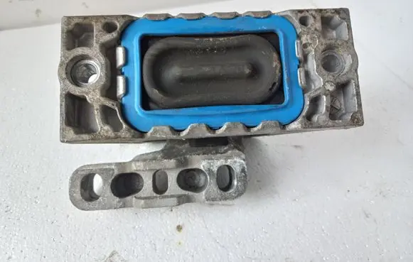 Volkswagen PASSAT B6 Engine mount bracket 1K0199262 3618372
