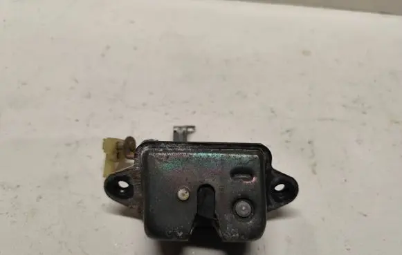 Subaru Impreza I Tailgate lock latch 