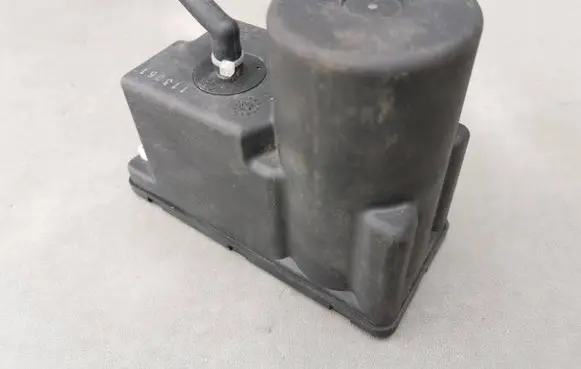 Audi 80 90 S2 B4 Central locking vacuum pump 4A0862257A