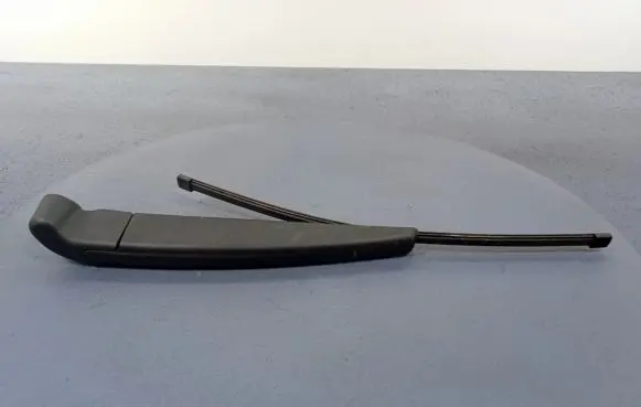BMW 1 F40 Rear wiper blade arm 7489776
