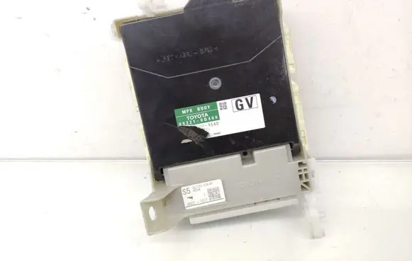 Toyota Yaris Fuse module 8273052K40 892210D400