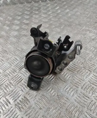 Toyota RAV 4 (XA50) Engine mount bracket