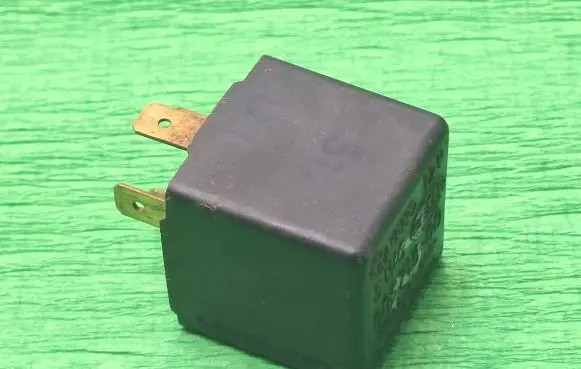 Volkswagen PASSAT B3 Other relay 6Z995616L