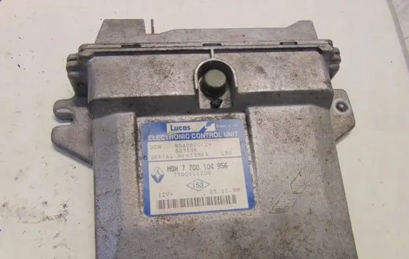 Renault Kangoo I Engine control unit/module 7700104956