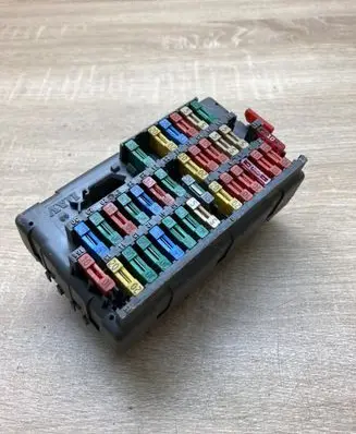 Peugeot 406 Fuse module 9459288180