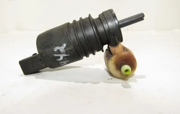 Volkswagen Touran I Windscreen/windshield washer pump