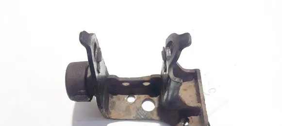Toyota RAV 4 (XA20) Engine mounting bracket