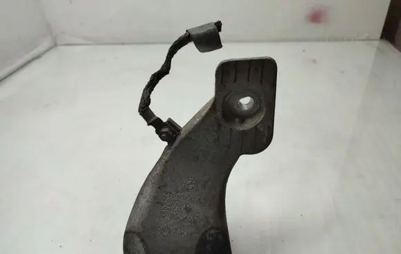 BMW 5 E60 E61 Engine mounting bracket 6777056
