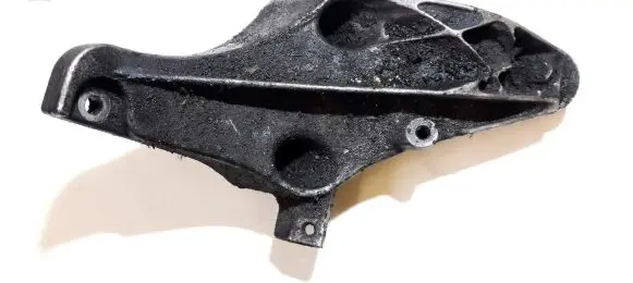 BMW 5 E39 Engine mounting bracket