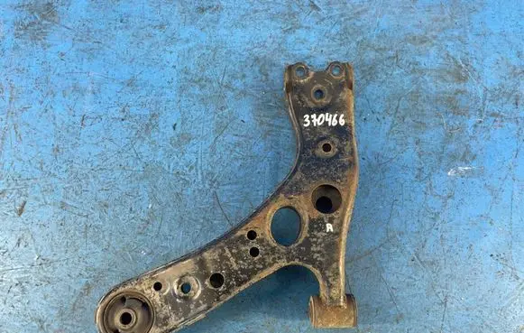 Toyota Prius (XW30) Front lower control arm/wishbone 4806847050
