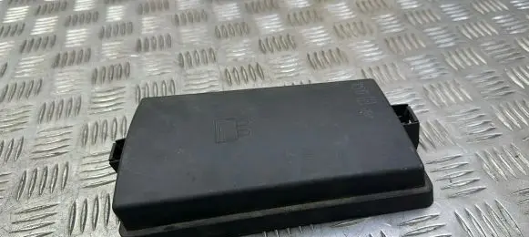 Volkswagen PASSAT B8 Fuse box cover 5Q0937132B