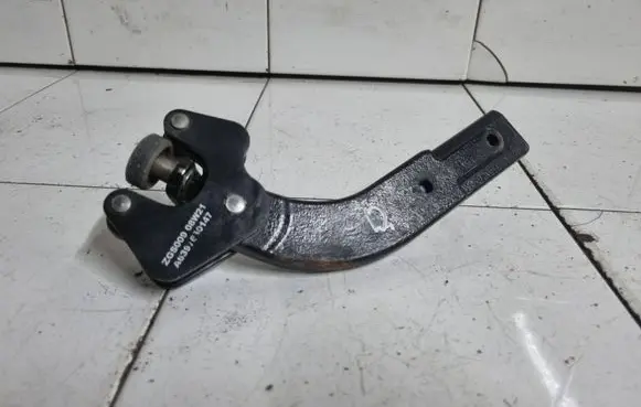 Mercedes-Benz Vito Viano W639 Sliding door middle roller runner A6397630147 ZGS00908W21