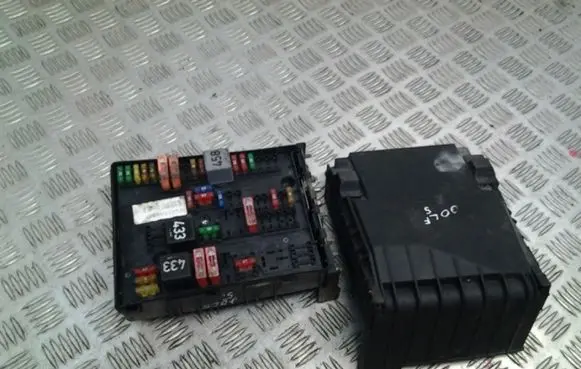 Volkswagen Golf V Fuse module 1K0937124K