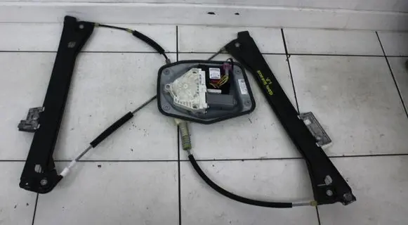 Volkswagen Scirocco Front door window regulator with motor 1Q0959702H