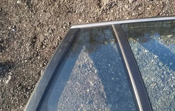 Rear vent window glass