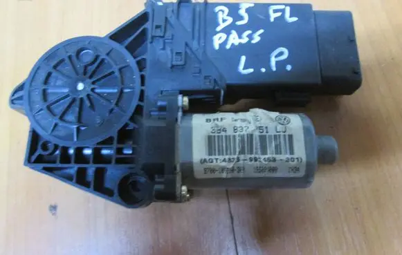 Volkswagen PASSAT B5.5 Front door window regulator motor 3B483751LJ 195091000