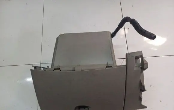 Glove box