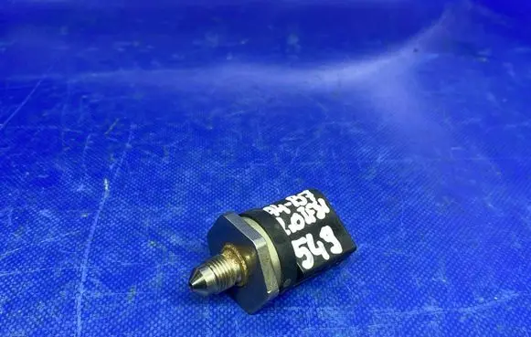 Audi A4 S4 B7 8E 8H Fuel pressure sensor 06H906051