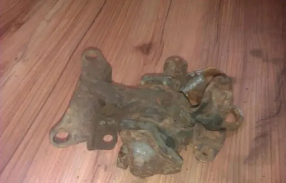 Mazda 323 Engine mount bracket