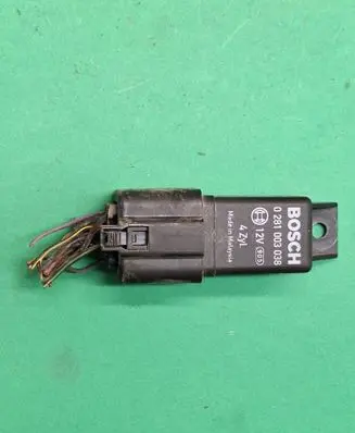 Volkswagen Caddy Glow plug pre-heat relay 0281003038
