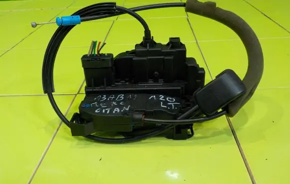 Mercedes-Benz Citan W415 Front door lock 