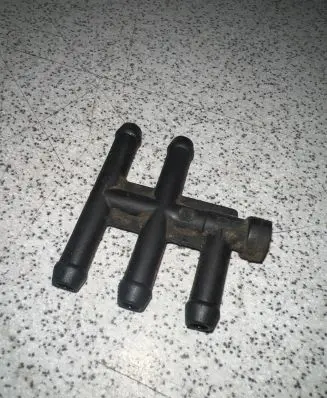 BMW 5 E39 Fuel distributor 1184632