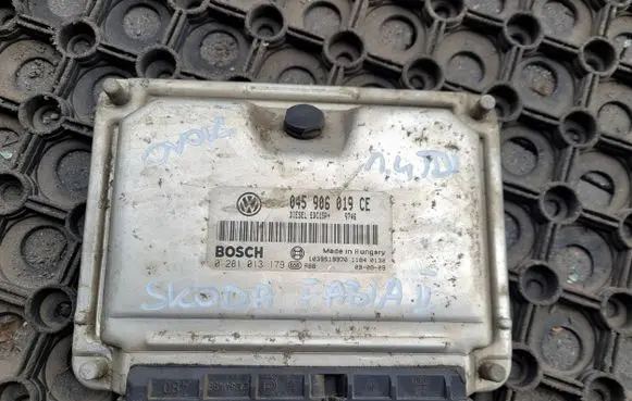 Skoda Fabia Mk2 (5J) Engine control unit/module 045906019CE 1039S19970 0281013179