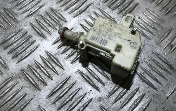 Volkswagen Golf IV Central locking motor 1j6810773a 3b0959782
