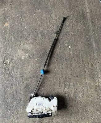 Volkswagen Scirocco Front door lock 5N2837015A