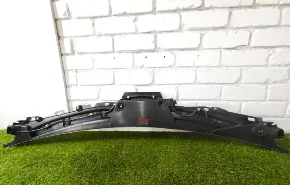 Mercedes-Benz GL X166 Wiper trim A1668300028