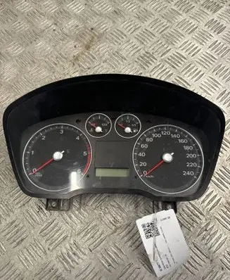 Ford C-MAX I Speedometer (instrument cluster) 3M5F10841B