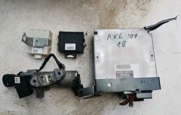 Toyota Avensis T250 Immobilizer control unit/module 8966105860